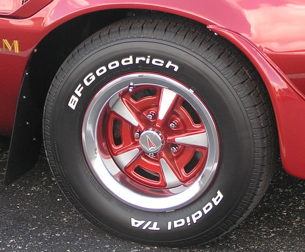 1976-Pontiac-rallye-II-color-matched-whe