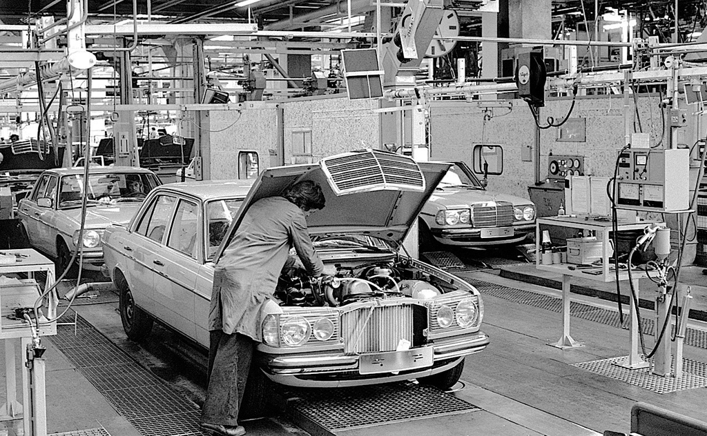 Mercedes auto assembly line photo #2