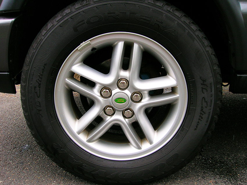 18 inch "Hurricane" aluminum wheel standard on 2002-2004 Discovery SE