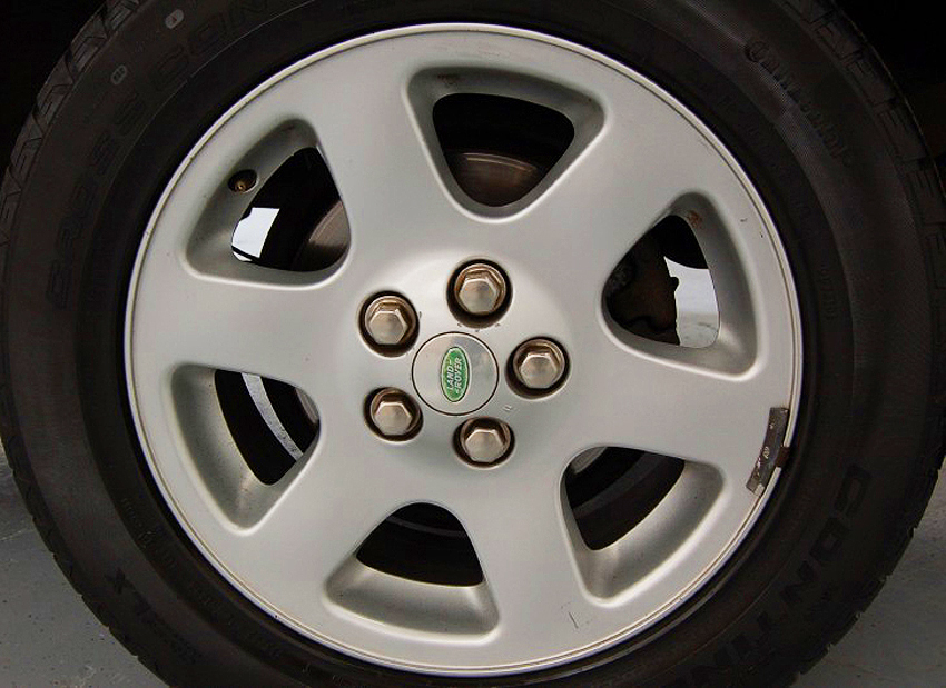 18-inch aluminum wheel on 2003 - 2004 Land Rover Discovery HSE