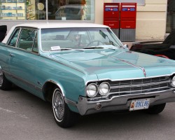 1965 Oldsmobile Cutlass F-85 wire wheel covers