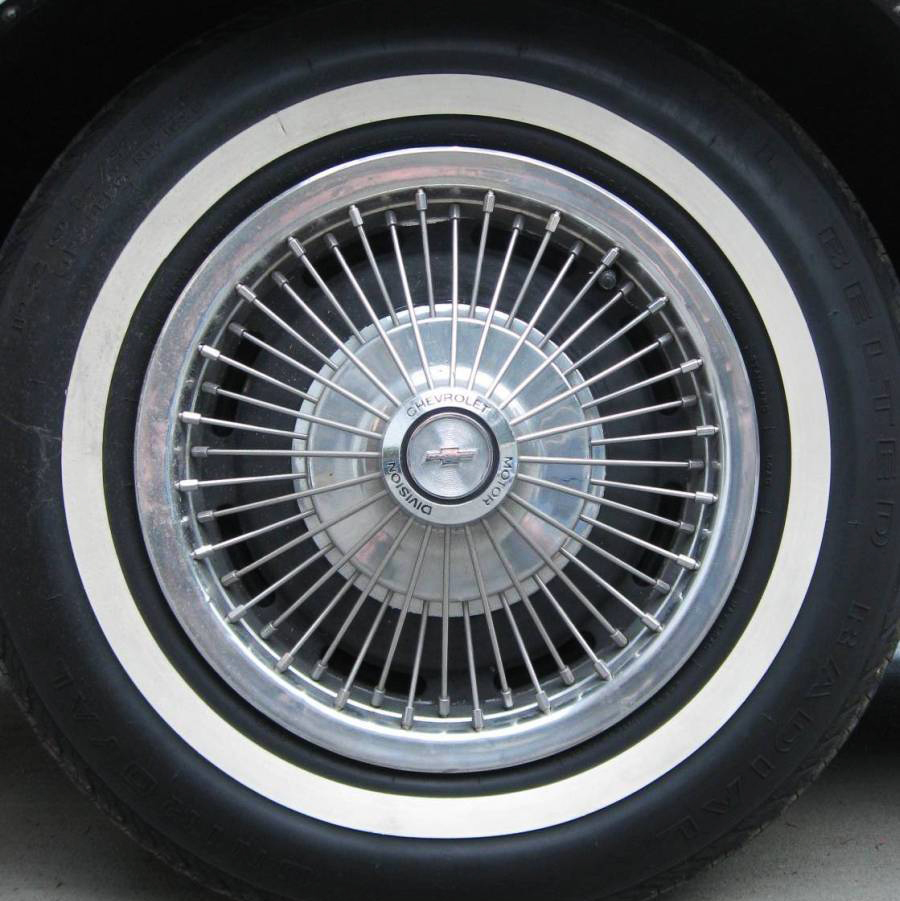 1967 Chevrolet Impala 15-inch wire wheel cover
