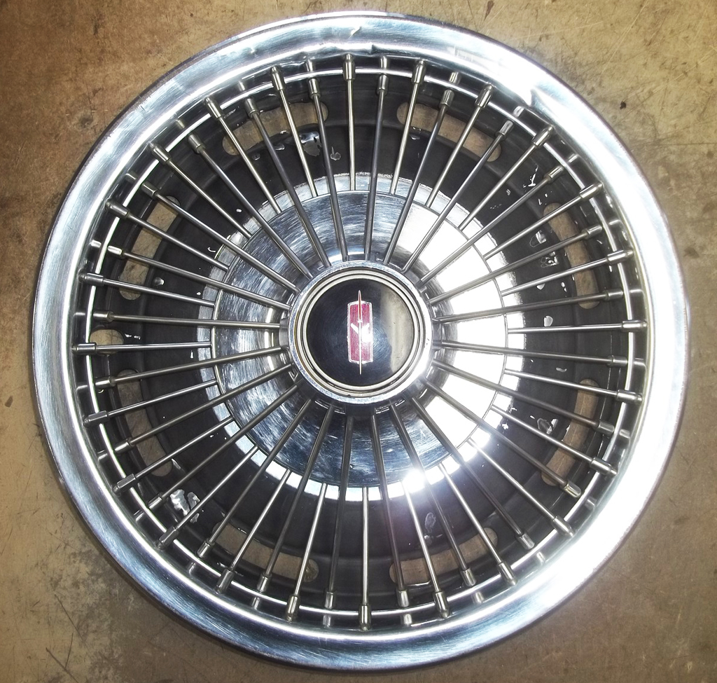1967 Oldsmobile 14-inch wire wheel cover