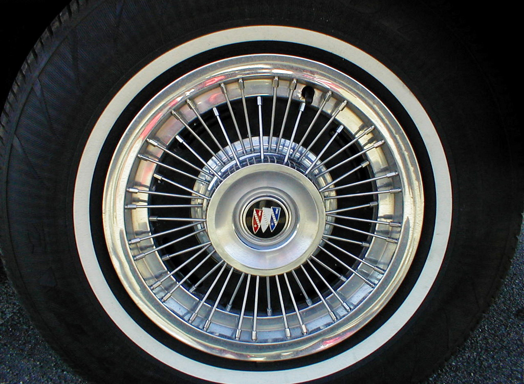 Buick offered this 15-inch wire wheel cover design on 1968-70 Electra model...