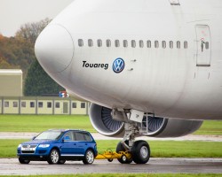 Volkswagen Touareg TDI towing Boeing 747