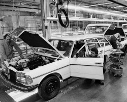 Mercedes 123 assembly line