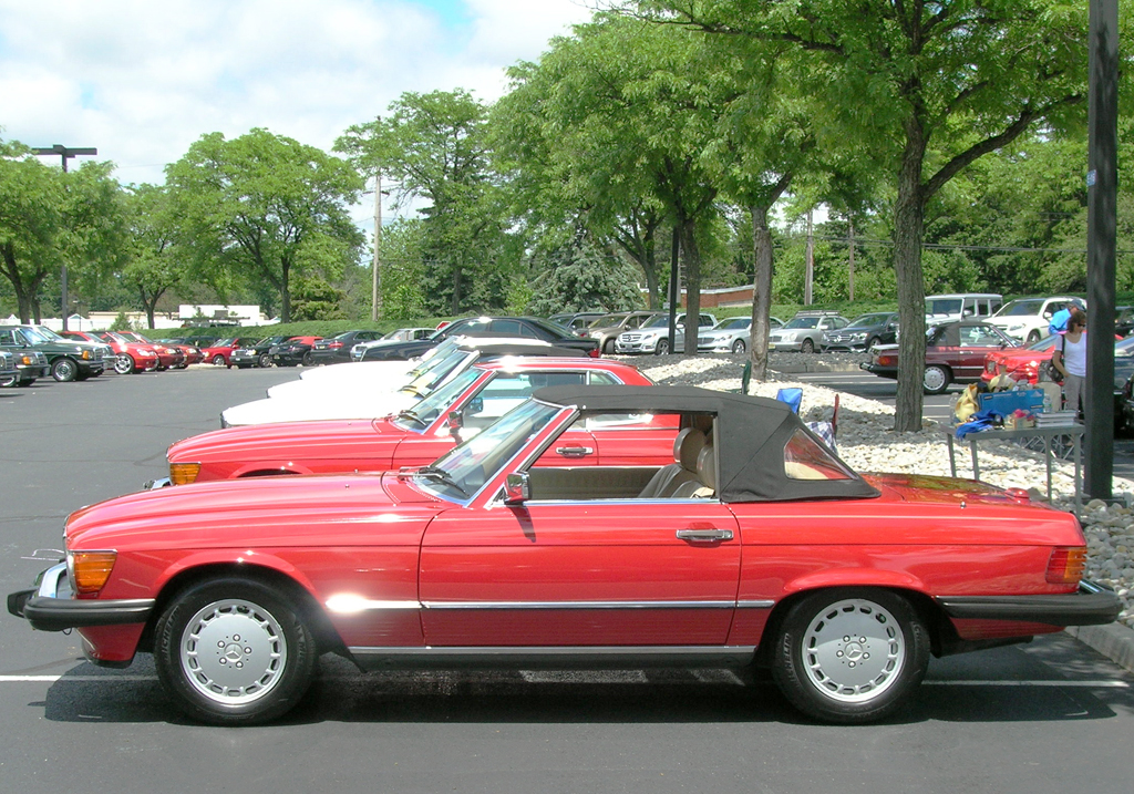 1988 Mercedes 560SL and other 107s  at the 2013 Mercedes June Jamboree car show